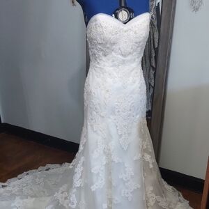 Elegant White Lace Wedding Dress